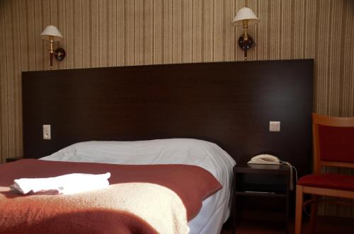 Postel nebo postele na pokoji v ubytování Hotel de France