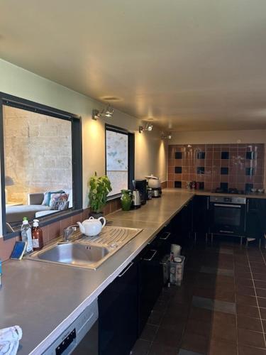 une cuisine avec un évier et un plan de travail dans l'établissement Appartement de charme au coeur d'Avignon, à Avignon
