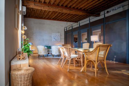 une salle à manger avec une table et des chaises dans l'établissement Appartement de charme au coeur d'Avignon, à Avignon