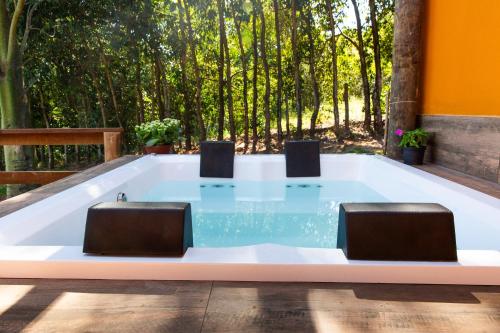 Kolam renang di atau dekat dengan Vila Sabará 01