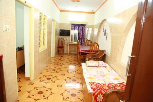 Una televisión o centro de entretenimiento en Yelagiri SJR Residency