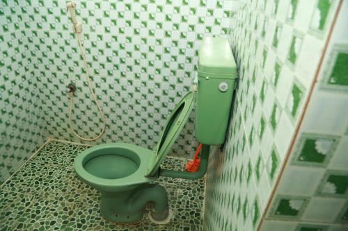 Un baño de Yelagiri SJR Residency