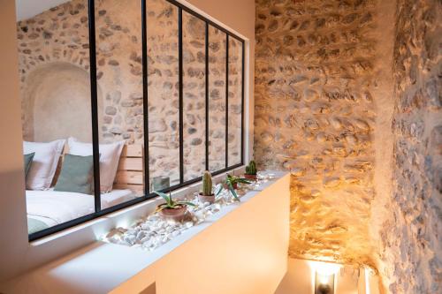 a room with a window with a bed in it at Triplex exceptionnel - Hypercentre in Valence