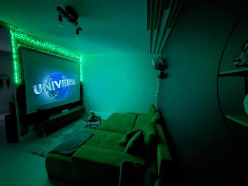 Una televisión o centro de entretenimiento en Cinema et Billiard