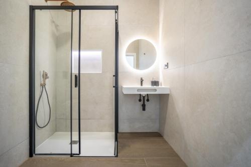 バレンシアにあるValencia Central Flats-Elegante, junto al Roig Arenaのシャワーと洗面台付きのバスルーム