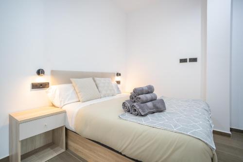 バレンシアにあるValencia Central Flats-Elegante, junto al Roig Arenaのタオルが敷かれたベッドのある寝室