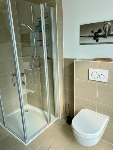 a bathroom with a shower and a toilet at bloom - Zentral, modern, großzügig für 1-6 Pers in Holzkirchen