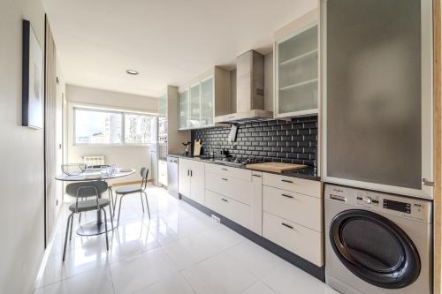 Maximus Design By House and People