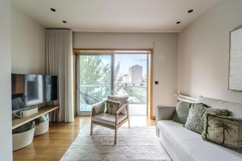 Maximus Design By House and People