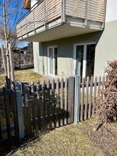 a wooden fence in front of a house at bloom - Zentral, modern, großzügig für 1-6 Pers in Holzkirchen