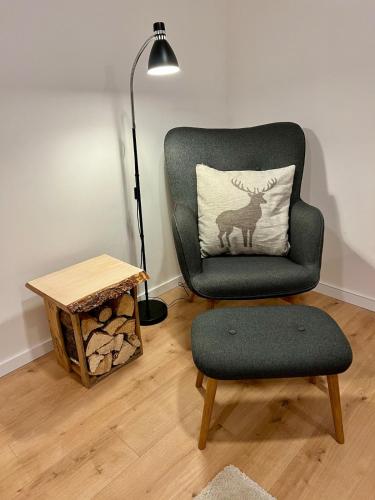 a room with a chair and a table and a lamp at bloom - Zentral, modern, großzügig für 1-6 Pers in Holzkirchen