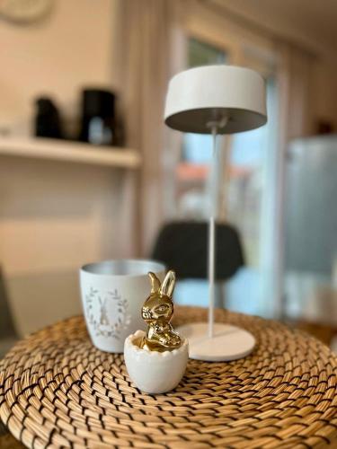 a table with a small figurine of a bunny on it at bloom - Zentral, modern, großzügig für 1-6 Pers in Holzkirchen