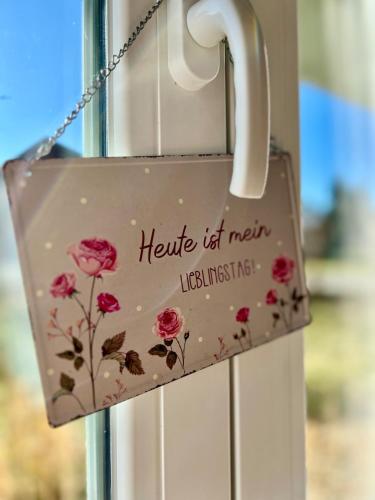 a close up of a door handle with flowers on it at bloom - Zentral, modern, großzügig für 1-6 Pers in Holzkirchen