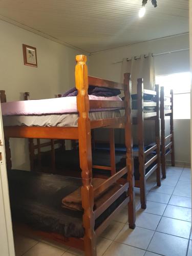 a group of bunk beds in a room at Chácara Recanto Vida casa 1 in Mogi das Cruzes