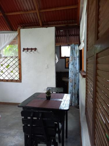 un tavolo e delle sedie in una stanza con una finestra di Camping Zona A dentro del PNN Tayrona a Santa Marta