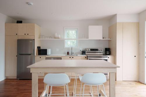 Una cocina o cocineta en Chalets OST Shefford FORFAIT GROUPE
