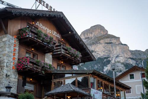マッツィンにあるGarni Val Udaiの山の前のバルコニーに花が咲く建物
