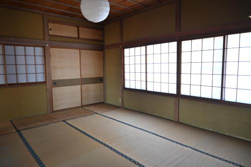 an empty room with two large windows at 民泊二七 一棟貸し WiFi完備 袋井駅周辺 敷地内無料駐車場有 in Fukuroi