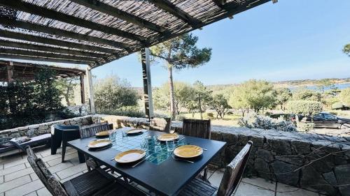 une table noire et des chaises sur une terrasse dans l'établissement Appartement Libeccio 22 LUMIO, à Lumio