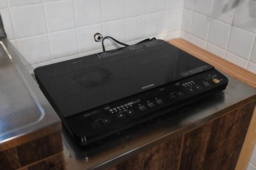 a laptop computer sitting on top of a counter at 民泊二七 一棟貸し WiFi完備 袋井駅周辺 敷地内無料駐車場有 in Fukuroi