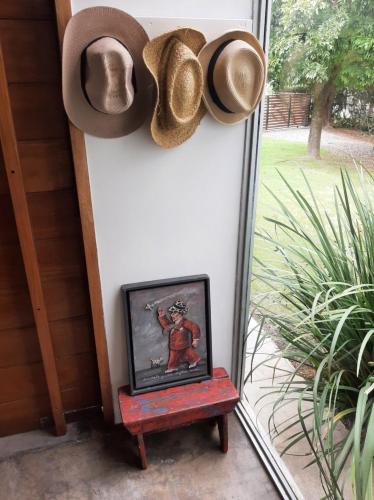 a picture of a cowboy hat on a table next to a window at Casa de artista in Colonia del Sacramento