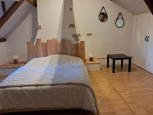 Postel nebo postele na pokoji v ubytování la maison du sabotier