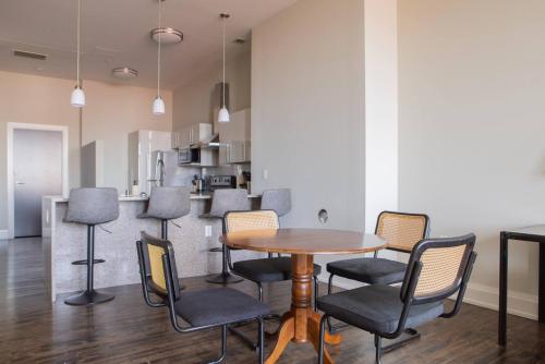 a dining room with a table and chairs and a kitchen at Downtown Luxury 2BR Loft in Milwaukee
