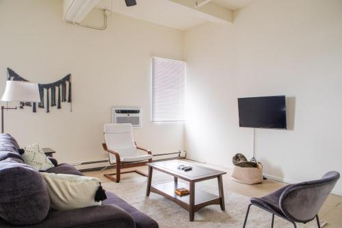 TV a/nebo společenská místnost v ubytování Westown 1BR Apt Near Fiserv, Baird, and Theater District