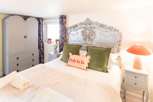 a bedroom with a white bed with a white bed frame at Gorgeous Boutique Flat Sleeps 2 in Lyme Regis in Lyme Regis