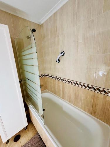 Ένα μπάνιο στο Apartamento en Comillas-Garden Apartment in Comillas