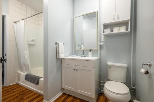 Ένα μπάνιο στο Spacious Urban Gem Steps from the Pier Parking