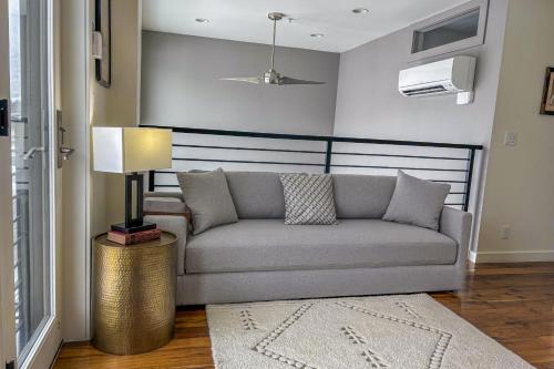 Un lugar para sentarse en Downtown Delight