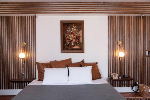 a bedroom with a bed with two lamps and a picture on the wall at Scotia Lodge in Scotia
