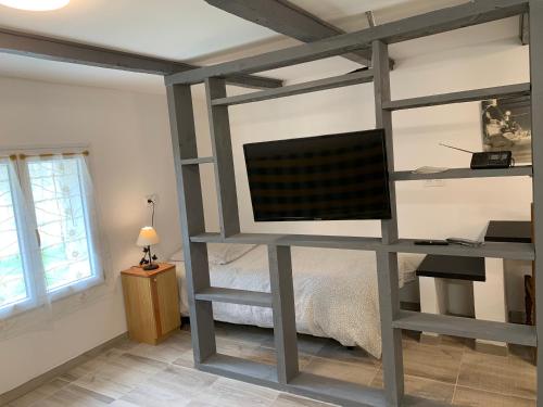 d'une chambre avec une mezzanine et une télévision. dans l'établissement Gîte des champs, à Montélimar