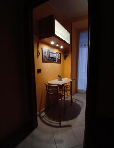 a kitchen with a table and a chair in a room at Casa Louis in Pozzuoli