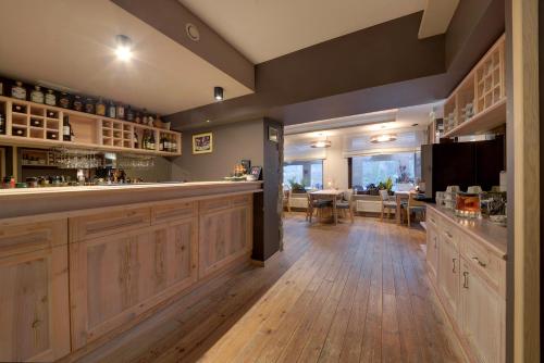 a kitchen with a bar and a dining room at Rezydencja nad Wodospadem Spa&Wellness koło Szklarskiej Poręby in Szklarska Poręba