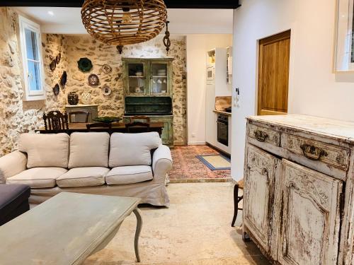 un salon avec un canapé et une table dans l'établissement L oustau di cabro, à Arles