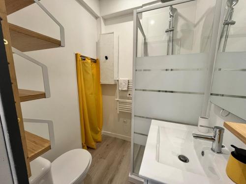 une salle de bain avec un lavabo et une douche dans l'établissement Le CoCon Nantais 2pers Wi-Fi TV, à Nantes