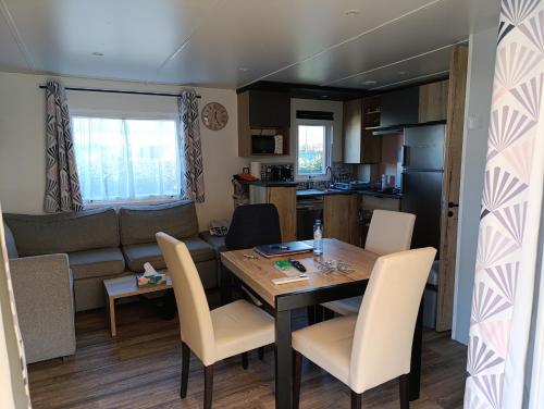 une cuisine et un salon avec une table et des chaises dans l'établissement Camping Siblu Le Montourey, à Fréjus