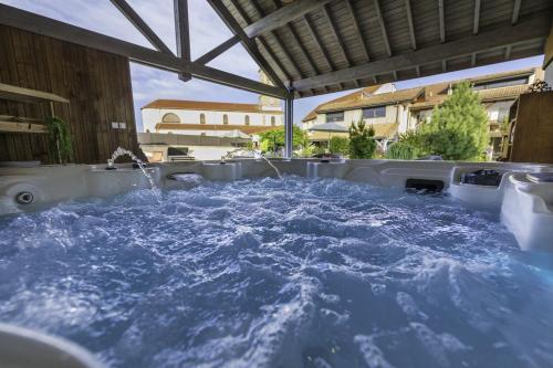 une baignoire jacuzzi avec de l'eau. dans l'établissement Appartement cosy et chaleureux, à La Baffe
