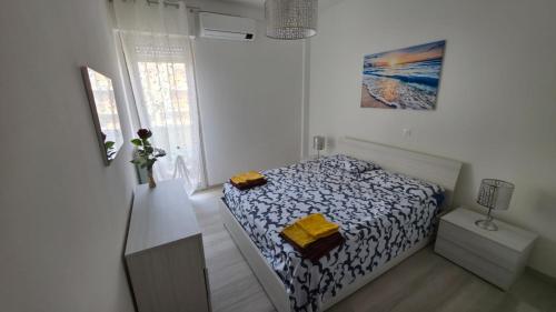 Un pat sau paturi într-o cameră la Appartamento Lido di Fermo vista mare, a 50m dalla spiaggia, 1 piano ascensore