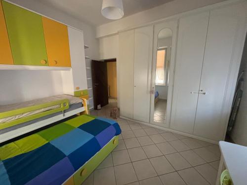 Ένα ή περισσότερα κρεβάτια σε δωμάτιο στο Casa Erika al mare