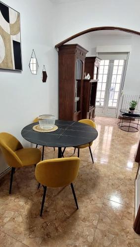 a dining room with a table and chairs in a room at Apartamento Casa Gloria in Pontevedra