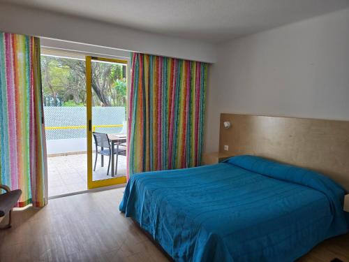 - une chambre avec un lit et une vue sur une terrasse dans l'établissement Apartamento Victoria, à Vilamoura