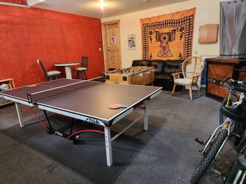 Stolní tenis v ubytování Luxury Home Near Lake, Heavenly, Casinos nebo okolí