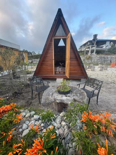 a small house with a table and benches in a garden at Mambe refugio in Piedecuesta