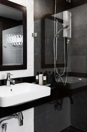 ein Badezimmer mit Waschbecken und Dusche in der Unterkunft Nord Studio in Chiang Mai
