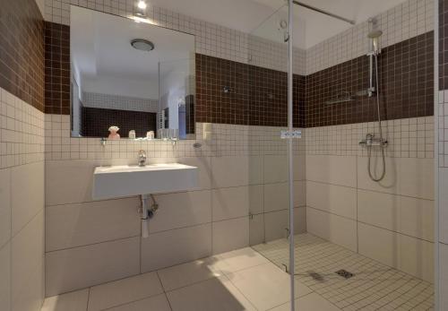 a bathroom with a sink and a shower at Rezydencja nad Wodospadem Spa&Wellness koło Szklarskiej Poręby in Szklarska Poręba