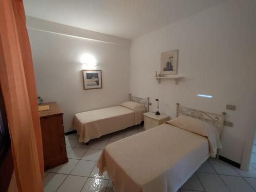 een hotelkamer met twee bedden in een kamer bij Le Canne - Appartamento "Luna" in San Teodoro