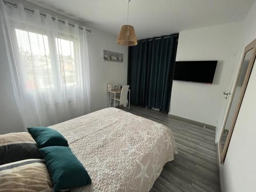 una camera da letto con un letto e una grande finestra di À quatre Chez lulu a Riom